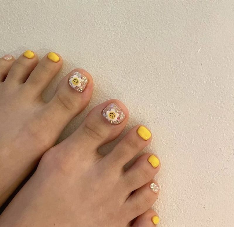 Mẫu nail chân màu vàng kết hợp họa tiết Mẫu nail chân màu vàng kết hợp họa tiết