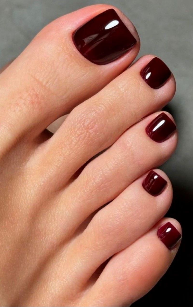 Mẫu nail chân màu đỏ rượu tôn da Mẫu nail chân màu đỏ rượu tôn da