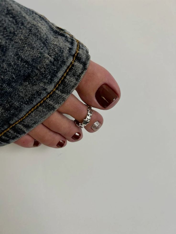 Mẫu nail chân màu nâu kết hợp họa tiết Mẫu nail chân màu nâu kết hợp họa tiết