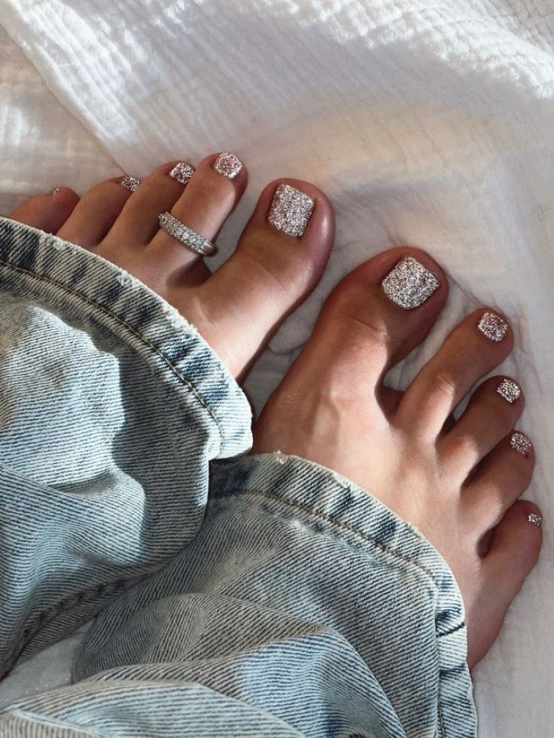 Mẫu nail chân màu vàng gold ánh kim Mẫu nail chân màu vàng gold ánh kim