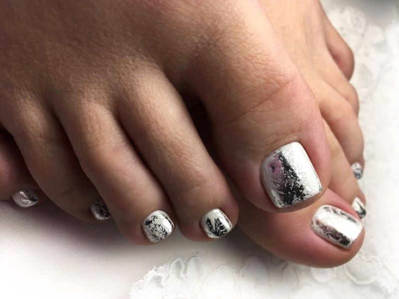 Mẫu nail chân màu metallic tráng gương Mẫu nail chân màu metallic tráng gương