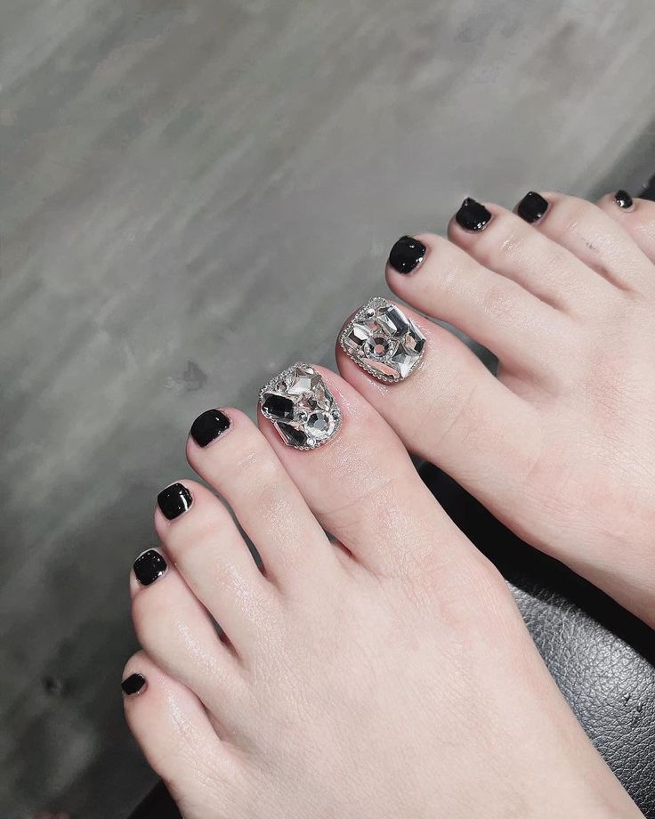 mẫu nail chân đẹp màu đen