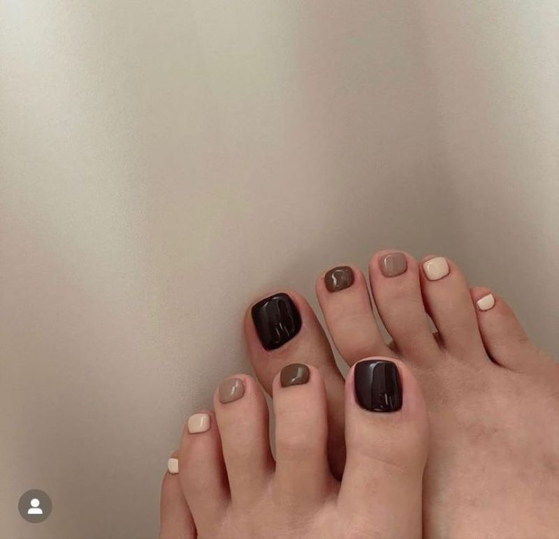 Mẫu nail chân màu sắc tương phản Mẫu nail chân màu sắc tương phản