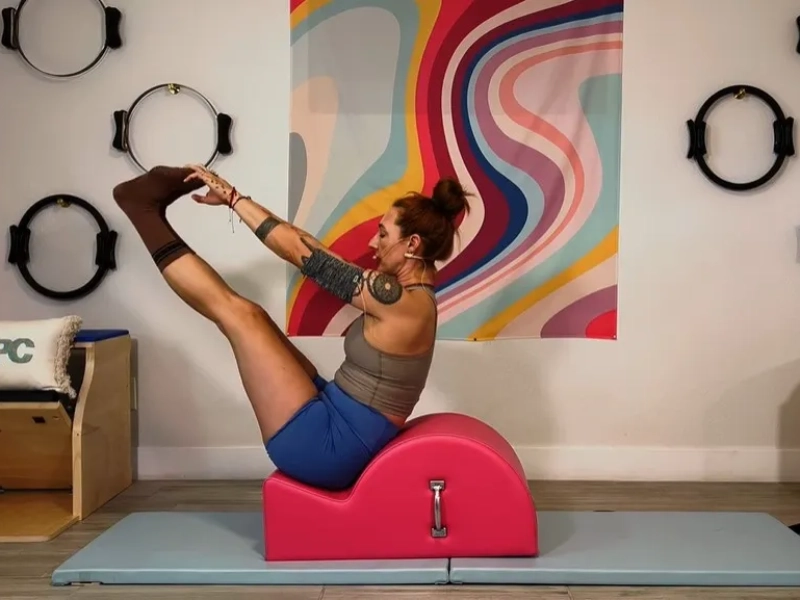 bai-tap-pilates-open-leg-rocker4 Bài tập Pilates Open Leg Rocker - Lợi ích, các bước thực hiện