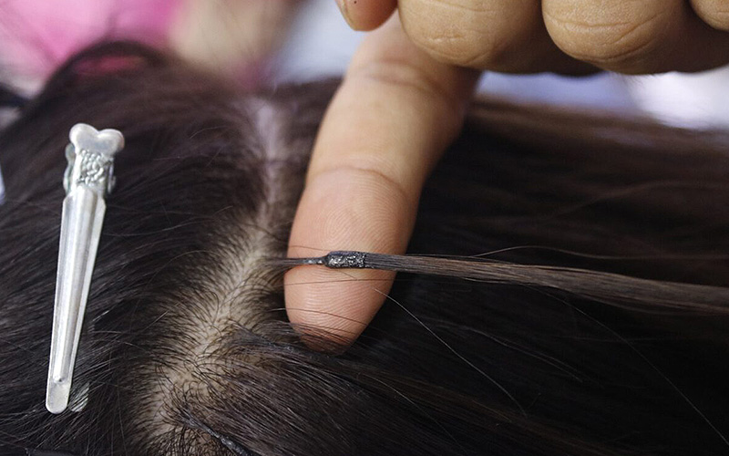 Tháo tóc nối sợi bằng cách cắt chỉ