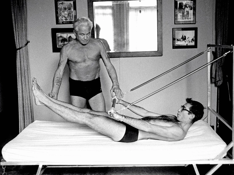 Joseph Pilates nghiên cứu và phát triển bộ môn Pilates trong thời gian bị giam giữ. Joseph Pilates nghiên cứu và phát triển bộ môn Pilates trong thời gian bị giam giữ.