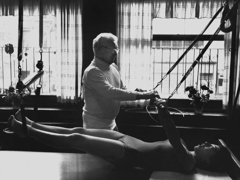 Joseph Pilates thành lập Phòng tập Pilates Universal tại New York. Joseph Pilates thành lập Phòng tập Pilates Universal tại New York.