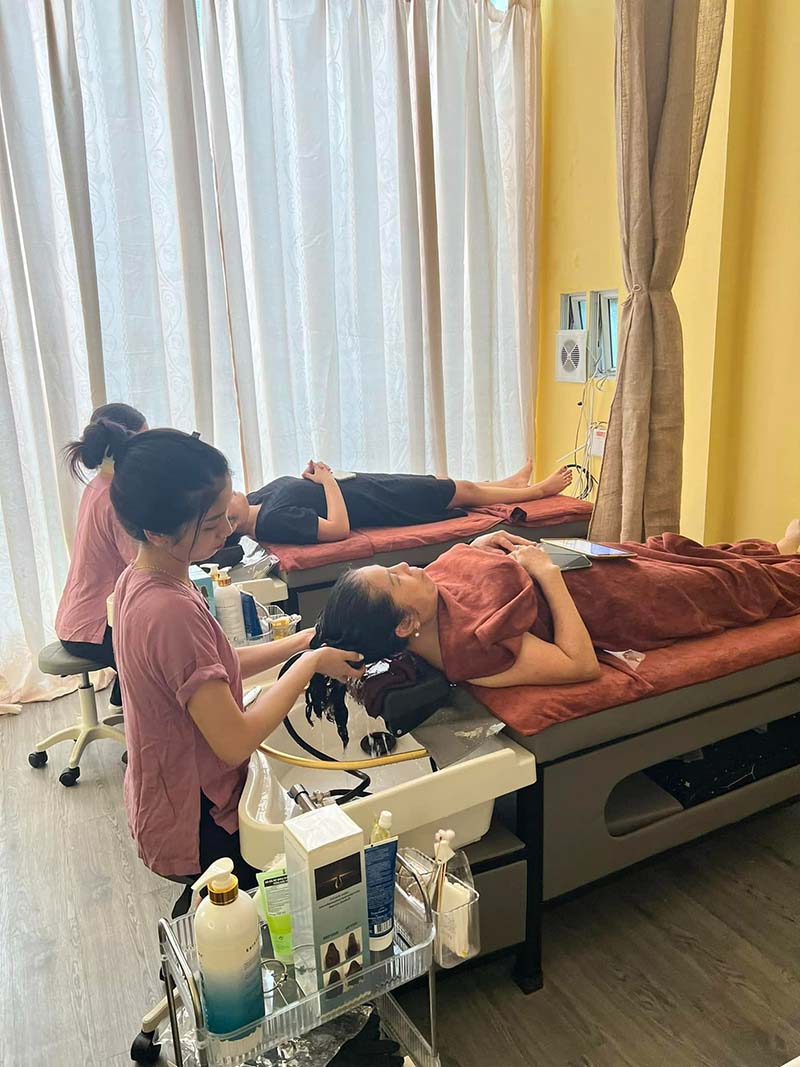 Tiệm Gội Đầu Thời Chiến