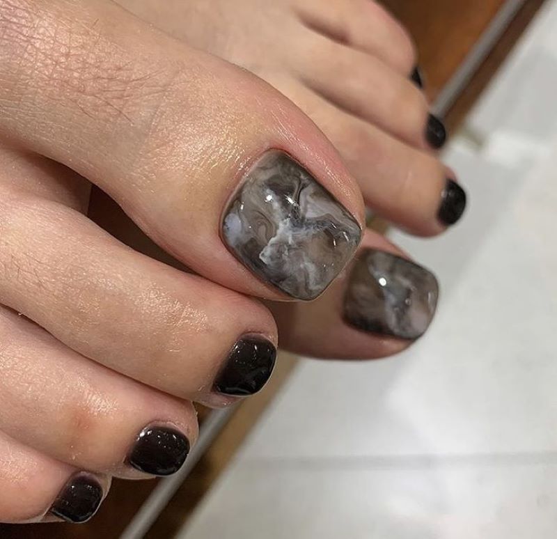 mẫu nail chân đẹp màu đen