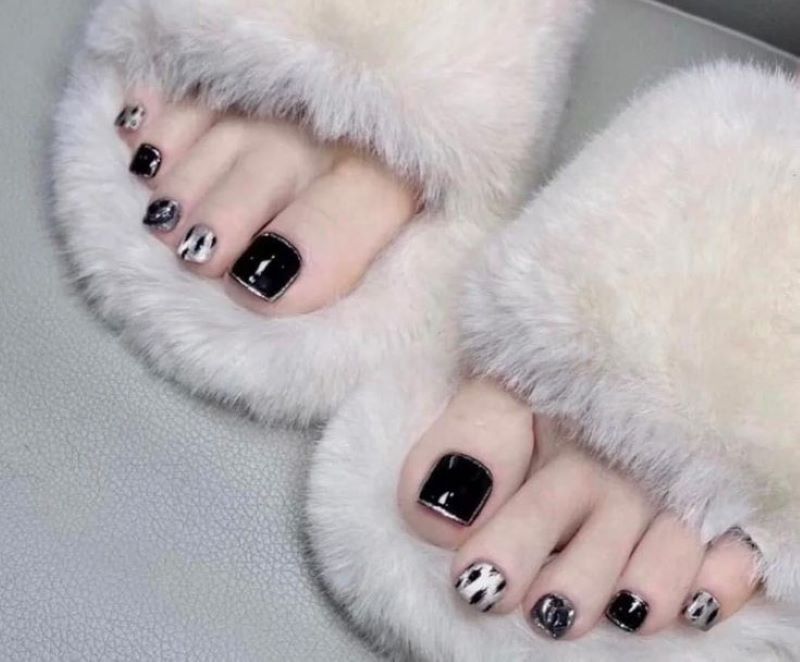mẫu nail chân đẹp màu đen