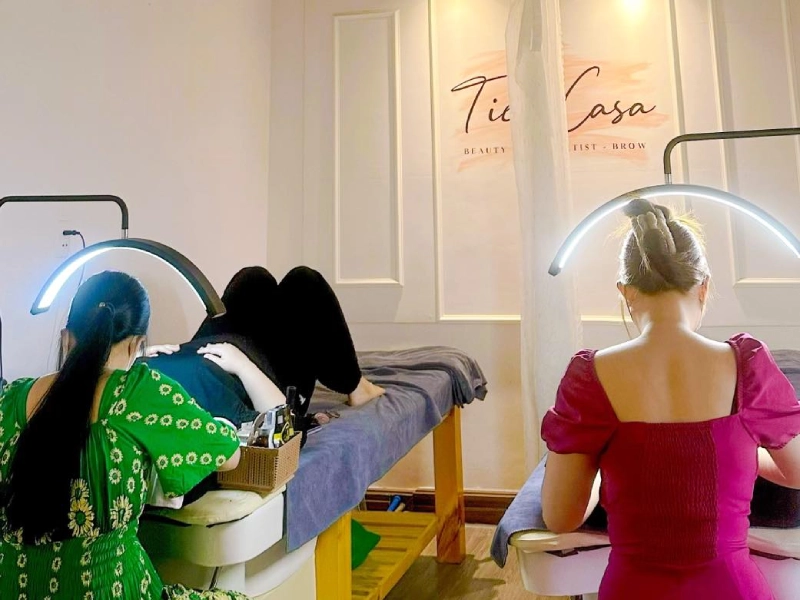 noi-mi-tphcm-10 Tien Casa là một trong những tiệm nối mi, uốn mi 3D đẹp ở Sài Gòn.