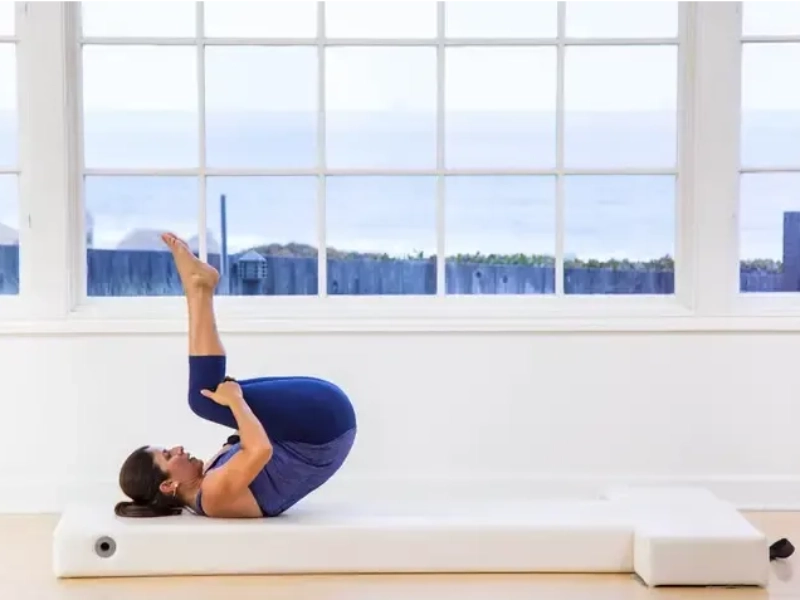 pilates-cho-nguoi-moi-bat-dau-10-1 Bài tập Pilates Rolling Like a Ball