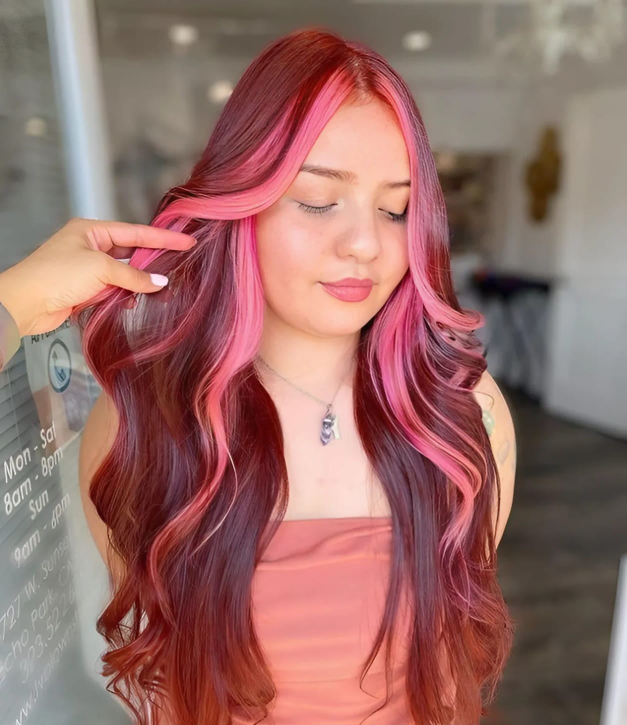 Tóc đỏ nối light hồng mang lại sự nữ tính Tóc đỏ nối light hồng mang lại sự nữ tính