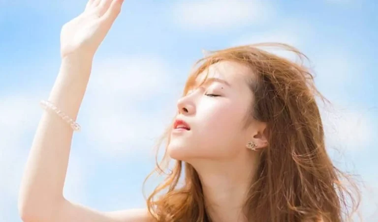 Kem chống nắng vật lý hay hóa học: Chọn loại nào cho mùa hè rực lửa?