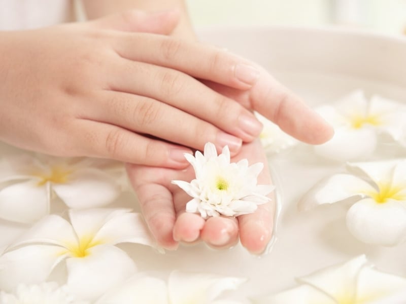 Ngâm tay làm mềm móng
