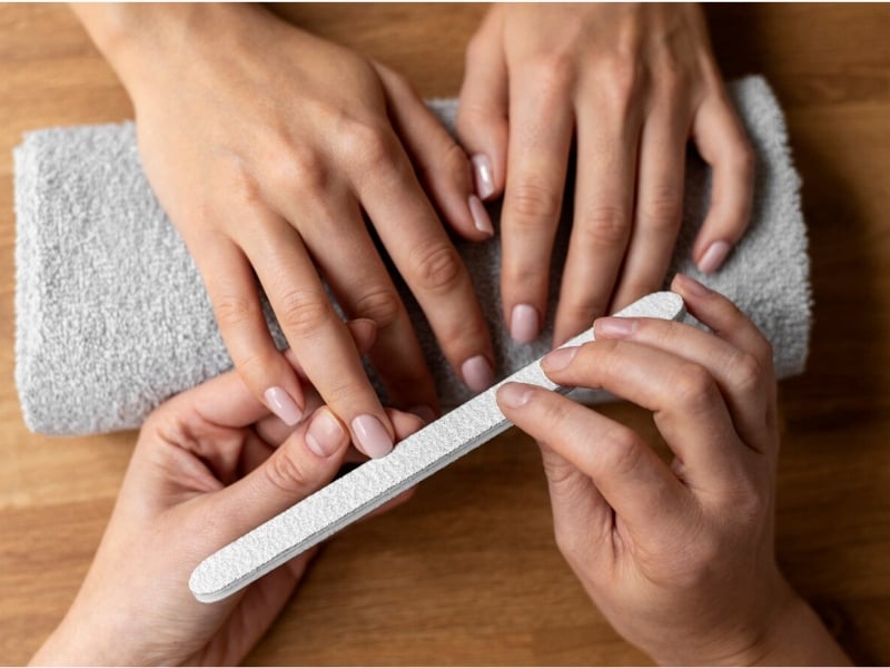 ay-dep-don-gian-chuan-salon-tai-nha-1_cce67302cbb143788663d1fe418084a4 Cách dũa móng tay đẹp đơn giản tại nhà