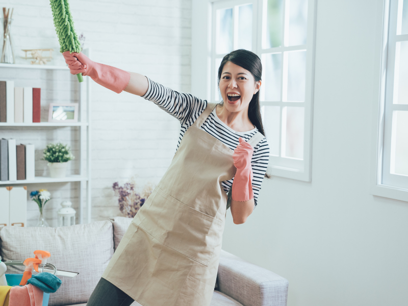 Đeo găng tay khi làm việc nhà để hạn chế tiếp xúc với chất tẩy rửa Đeo găng tay khi làm việc nhà để hạn chế tiếp xúc với chất tẩy rửa