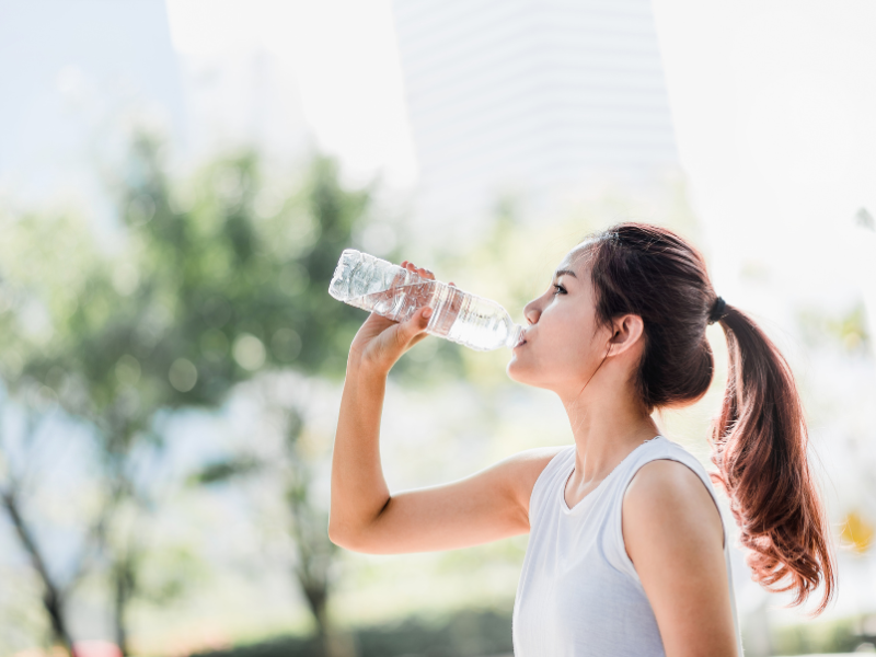 Uống đủ nước là điều thiết yếu cho sức khỏe tổng thể và móng tay Uống đủ nước là điều thiết yếu cho sức khỏe tổng thể và móng tay