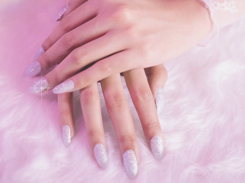 Màu nail tông lạnh như xanh dương, tím rất phù hợp với da lạnh