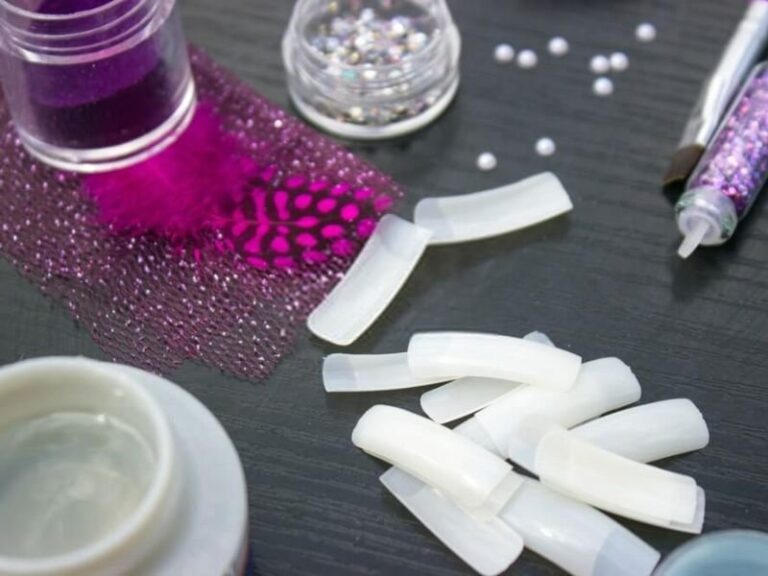 Bí quyết dán móng giả bền đẹp, không hại móng thật