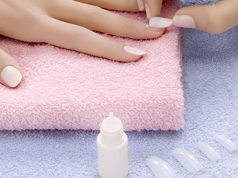 cach-dan-mong-tay-gia-3_94d23230f58a4633b71e58872fac8ef2 Dán móng tay giả bằng keo dán móng