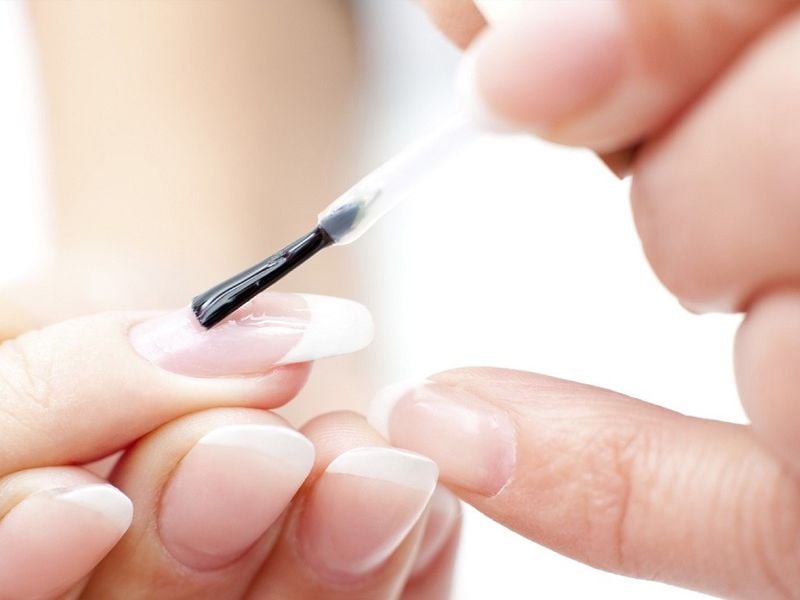 cach-dan-mong-tay-gia-5_51fa9de4d9ec4736b44bbddc733ea35c Dán móng tay giả bằng sơn nền