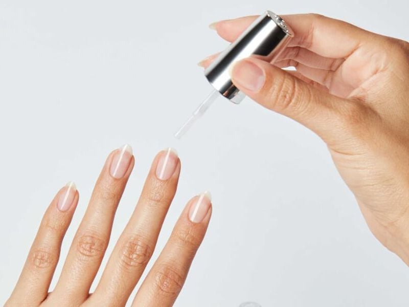 cach-dan-mong-tay-gia-6_daf2db7b36e84e85ad00a5b2e0b9047f Dán móng tay giả bằng sơn trong suốt