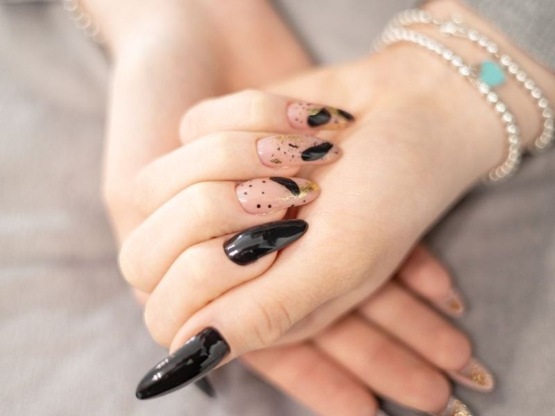 cach-dan-mong-tay-gia-8_562bb03db9014f11abbf9f26c29c3936 Những lời khuyên thực tế khi dán móng tay giả