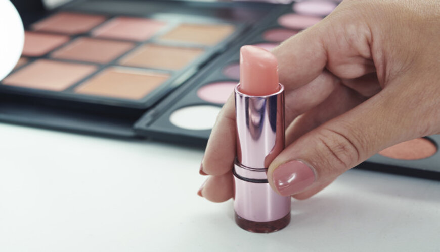 bạn nên dùng son dưỡng hàng ngày