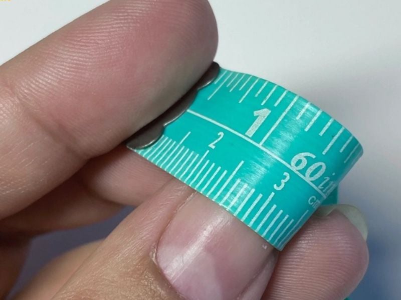 Đo size móng tay bằng thước dây mềm