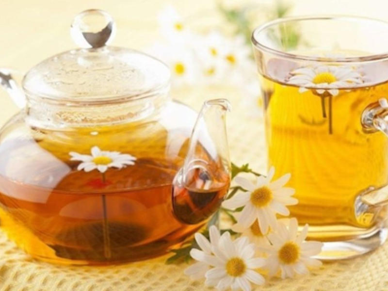 Trà thảo dược và dầu oliu dưỡng móng