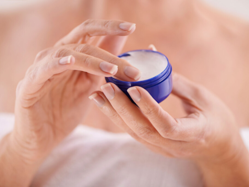 Vaseline dưỡng ẩm và bảo vệ móng