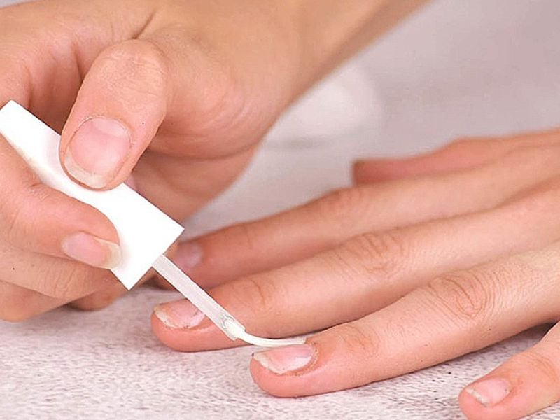 cach-lam-kho-son-gel-khong-can-may-2_f02cae7a50904fbf851dece057382bbe Sơn gel cần đèn hơ để khô và bám chắc vào móng