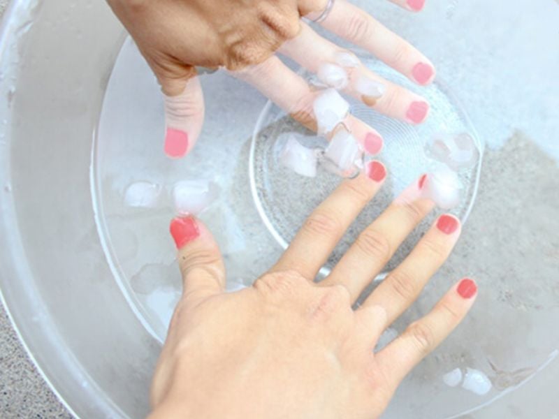 cach-lam-kho-son-gel-khong-can-may-3_3868bd9761f5437c823abf9e7d5f0905 Ngâm móng tay trong nước đá