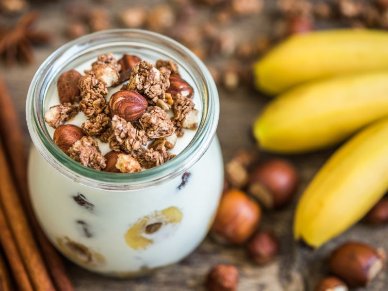 cach-lam-mem-da-tay-02_67d9372a5b9c46429d442a712ef440ca Thoa hỗn hợp sữa chua và yến mạch để làm mềm da tay hiệu quả