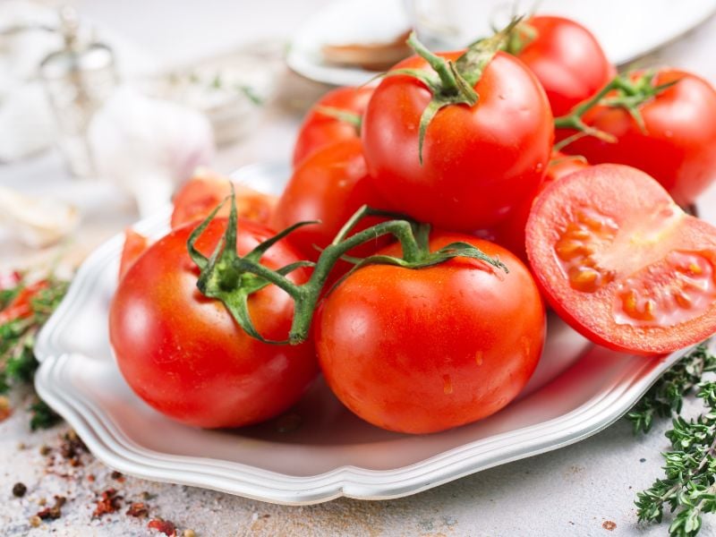 cach-lam-mem-da-tay-04_d404226405fa41cbabfe05b715659cf1 Cà chua là cách làm mềm da tay được nhiều người sử dụng