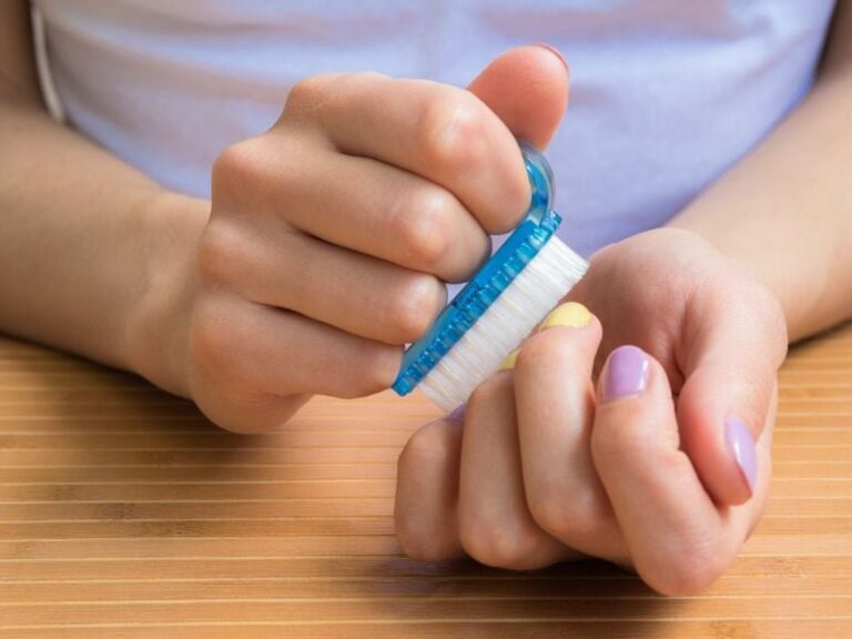 Móng Tay Sạch Bong: 6 Bí Quyết Đơn Giản, Nhanh Chóng Đánh Bay Vết Bẩn