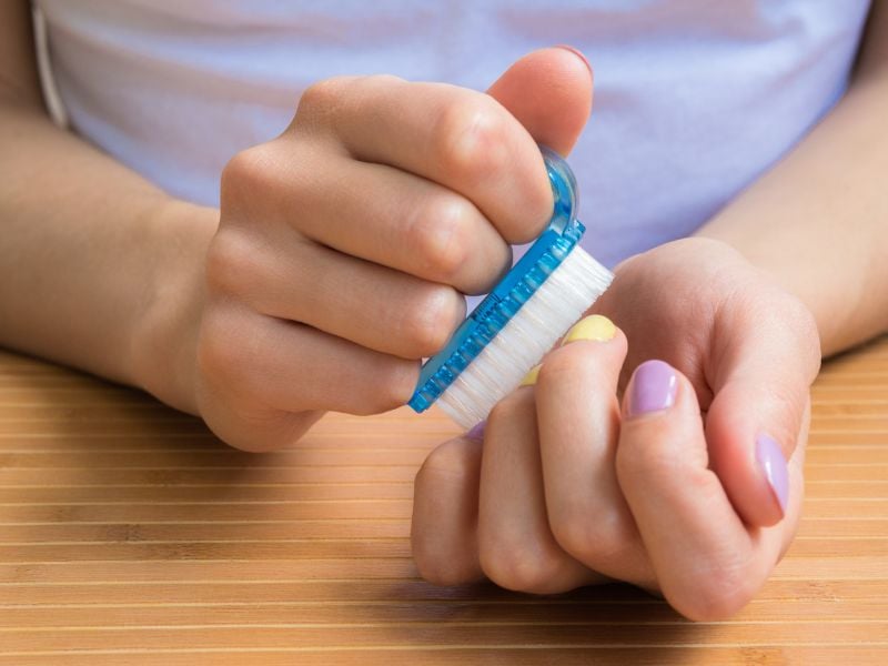 Sử dụng bàn chải móng tay là một cách hiệu quả để làm sạch đất bám