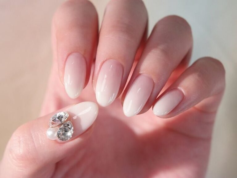 Làm Sạch Móng Tay Trắng Hồng: 5 Bí Quyết Hiệu Quả Tại Nhà