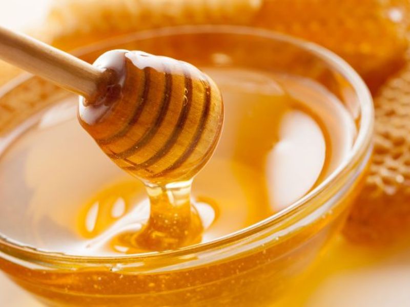 cach-lam-trang-da-tay-2_7e06c064bcd940a8a949e5f653739f99 Mật ong chứa vitamin dồi dào cùng các chất chống lão hóa