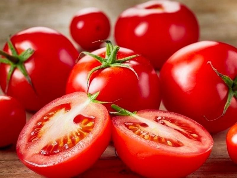 cach-lam-trang-da-tay-3_1e125012a0b54c09b6b8fddbed63a81b Cà chua giàu vitamin và khoáng chất có lợi cho cả sức khỏe và làn da