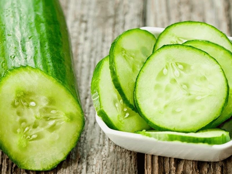 cach-lam-trang-da-tay-9_195ec4b71dfb461b951a33621ba12873 Dưa chuột có khả năng làm dịu da và dưỡng trắng