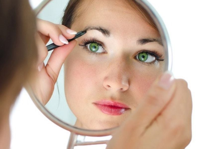 cach-nho-long-may-2_f7babf5dc3724e52927067e7c4cb5889 Cách tỉa lông mày đơn giản tại nhà