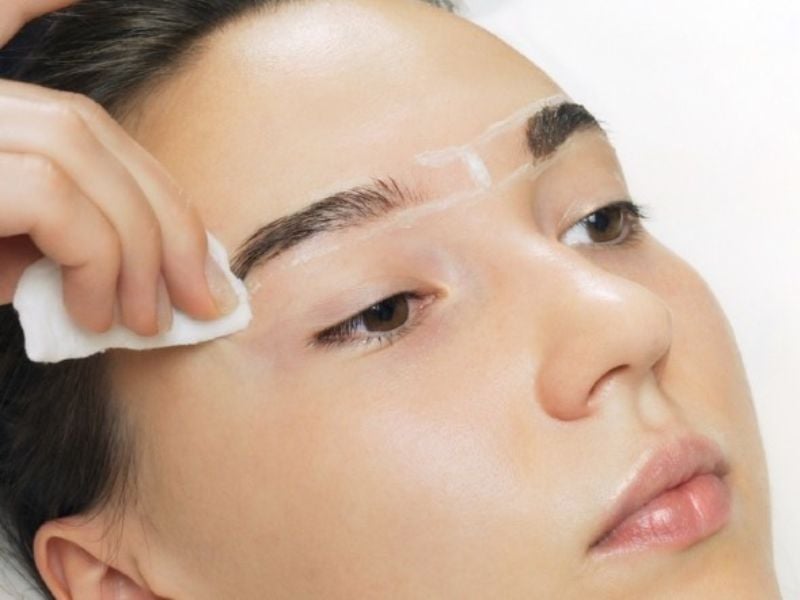 cach-nho-long-may-4_eef0f7f583ca44be989e42452e642497 Chỉnh sửa lại lông mày và bôi kem dưỡng