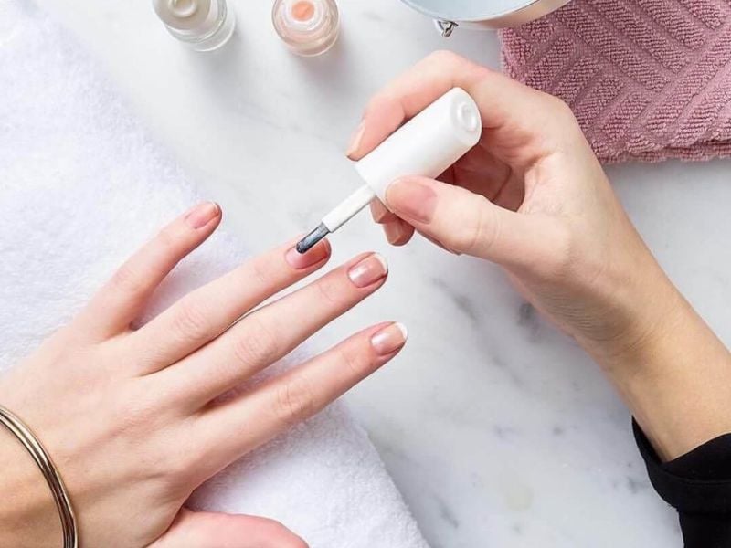 cach-son-mong-tay-6_e5c05b17c9694b5e84cd47b14b393911 Những Lưu ý quan trọng khi tự sơn móng tay