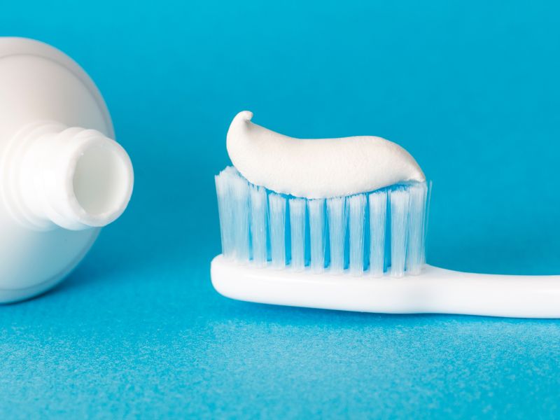 Kem đánh răng giúp làm sạch móng