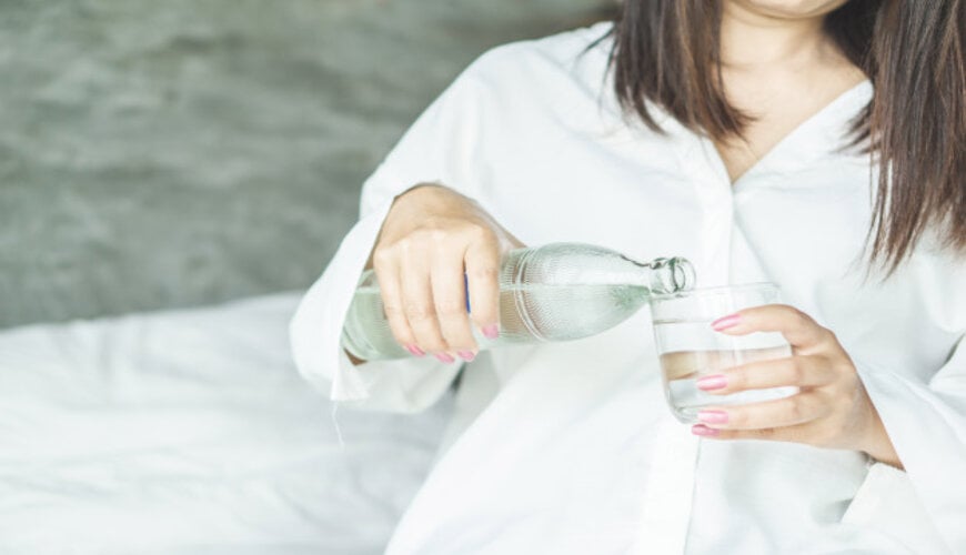 cach-tri-nep-nhan-khoe-mieng-1_766b9c1bb50f4c989815e8eb12558a47 thiếu nước cũng dễ dẫn đến lão hóa da