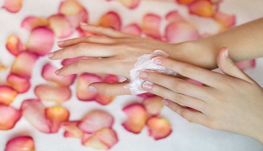 dùng dưỡng thể để dưỡng da toàn thân