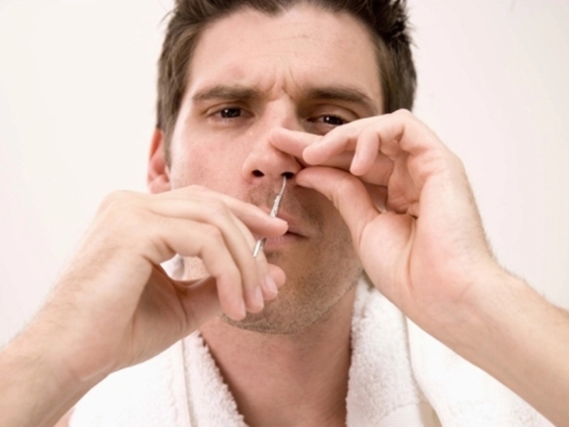 co-nen-cat-long-mui-hay-khong-1_aac0fb223de843399e0e36452885c73c Lợi ích của việc cắt tỉa lông mũi