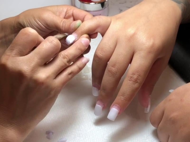 khong-the-thieu-cho-nguoi-bat-dau-15_c646731c955e468286b79acc6cea689a-1 Bột Acrylic và keo dán móng